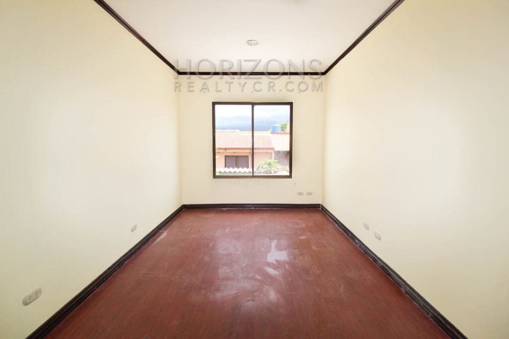 SE ALQUILA CASA CON PATIO EN CURRIDABAT 3 HABITACIONES + OFICINA noj746