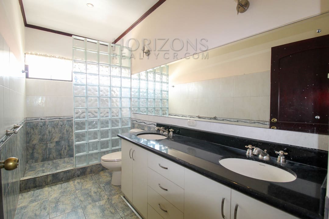SE ALQUILA CASA CON PATIO EN CURRIDABAT 3 HABITACIONES + OFICINA noj746