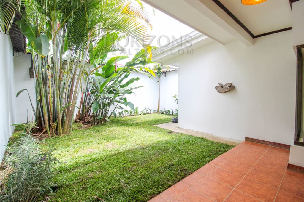 SE ALQUILA CASA CON PATIO EN CURRIDABAT 3 HABITACIONES + OFICINA noj746