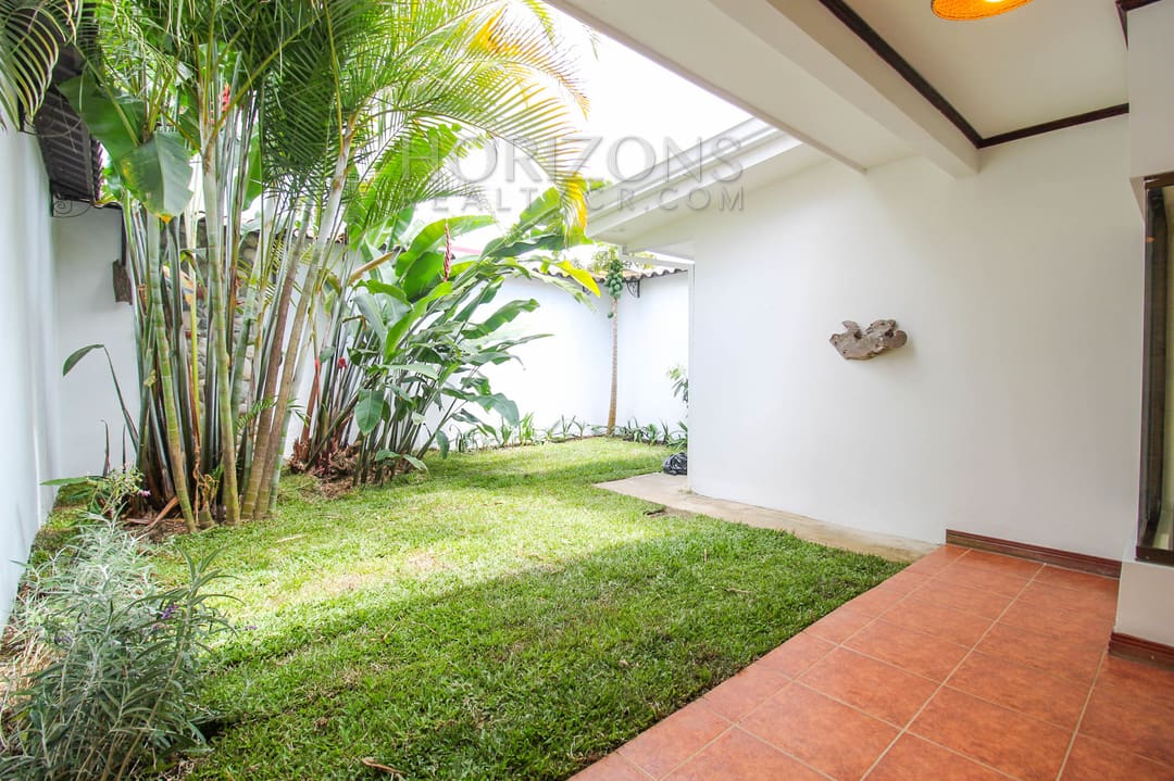 SE ALQUILA CASA CON PATIO EN CURRIDABAT 3 HABITACIONES + OFICINA noj746
