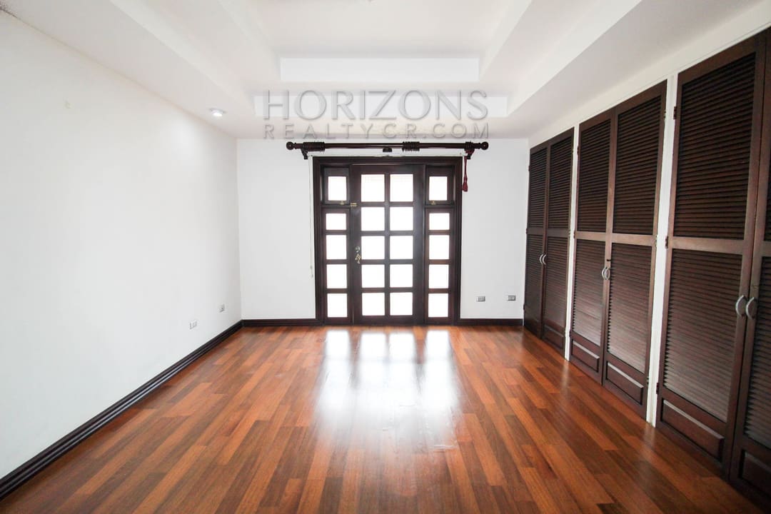 SE ALQUILA CASA EN SAN PEDRO 3 HABITACIONES + CUARTO DE SERVICIO noj748
