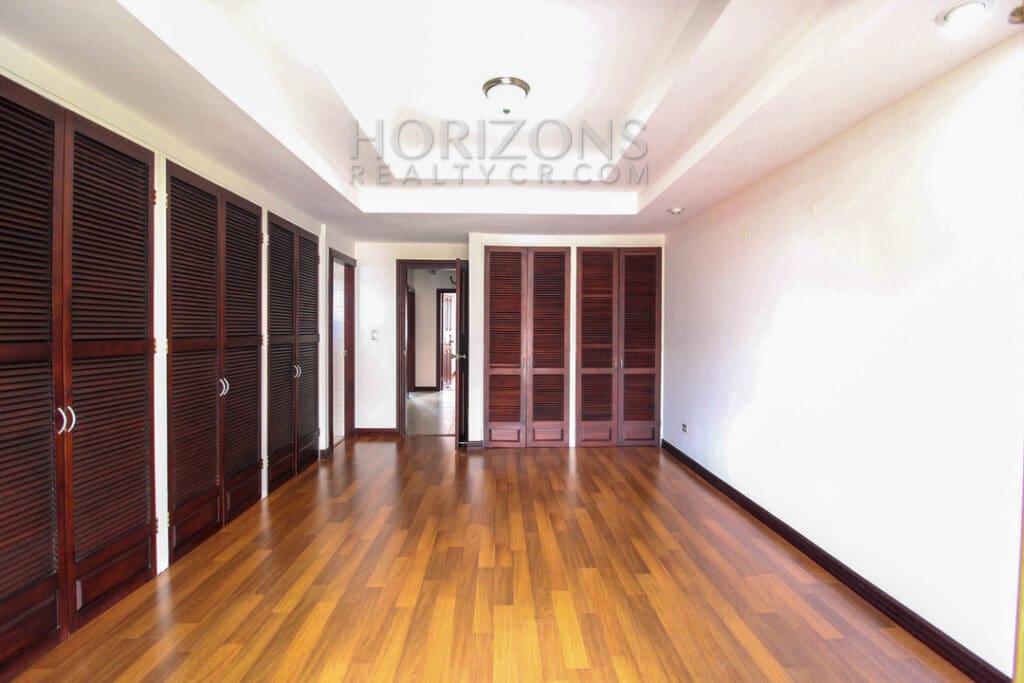 SE ALQUILA CASA EN SAN PEDRO 3 HABITACIONES + CUARTO DE SERVICIO noj748