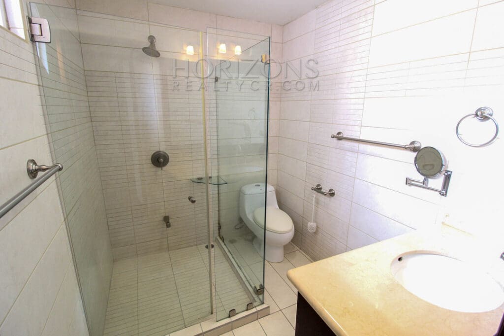 SE ALQUILA CASA EN SAN PEDRO 3 HABITACIONES + CUARTO DE SERVICIO noj748