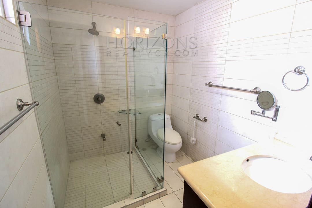 SE ALQUILA CASA EN SAN PEDRO 3 HABITACIONES + CUARTO DE SERVICIO noj748