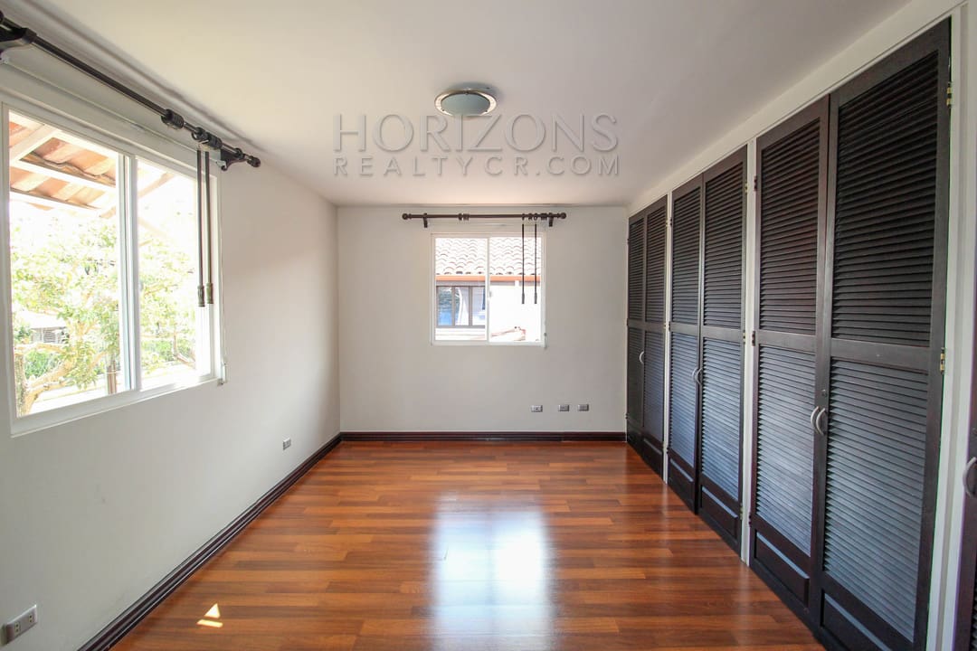 SE ALQUILA CASA EN SAN PEDRO 3 HABITACIONES + CUARTO DE SERVICIO noj748