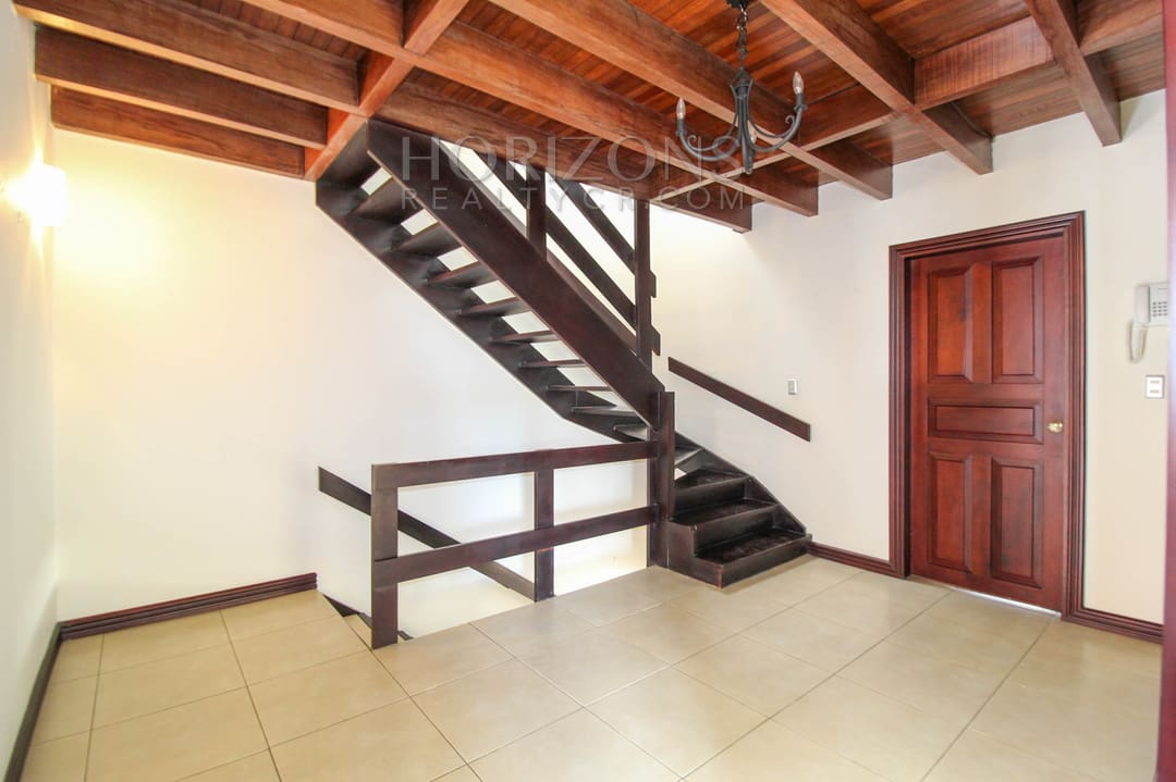 SE ALQUILA CASA EN SAN PEDRO 3 HABITACIONES + CUARTO DE SERVICIO noj748