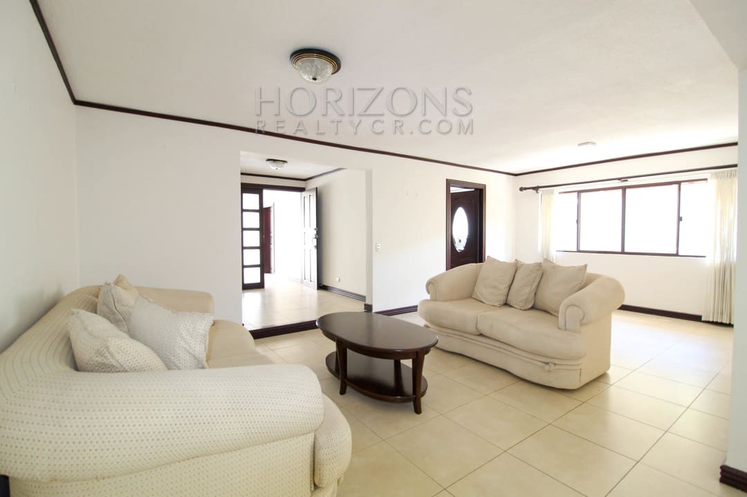 SE ALQUILA CASA EN SAN PEDRO 3 HABITACIONES + CUARTO DE SERVICIO noj748