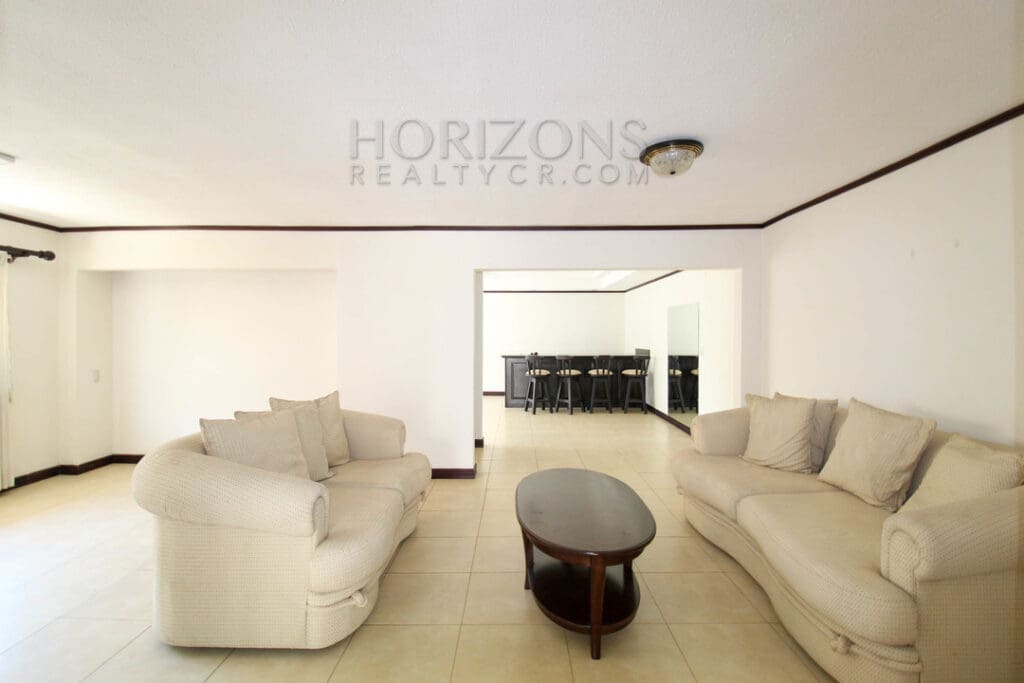SE ALQUILA CASA EN SAN PEDRO 3 HABITACIONES + CUARTO DE SERVICIO noj748