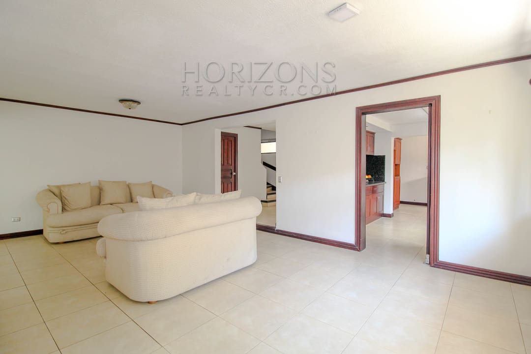 SE ALQUILA CASA EN SAN PEDRO 3 HABITACIONES + CUARTO DE SERVICIO noj748