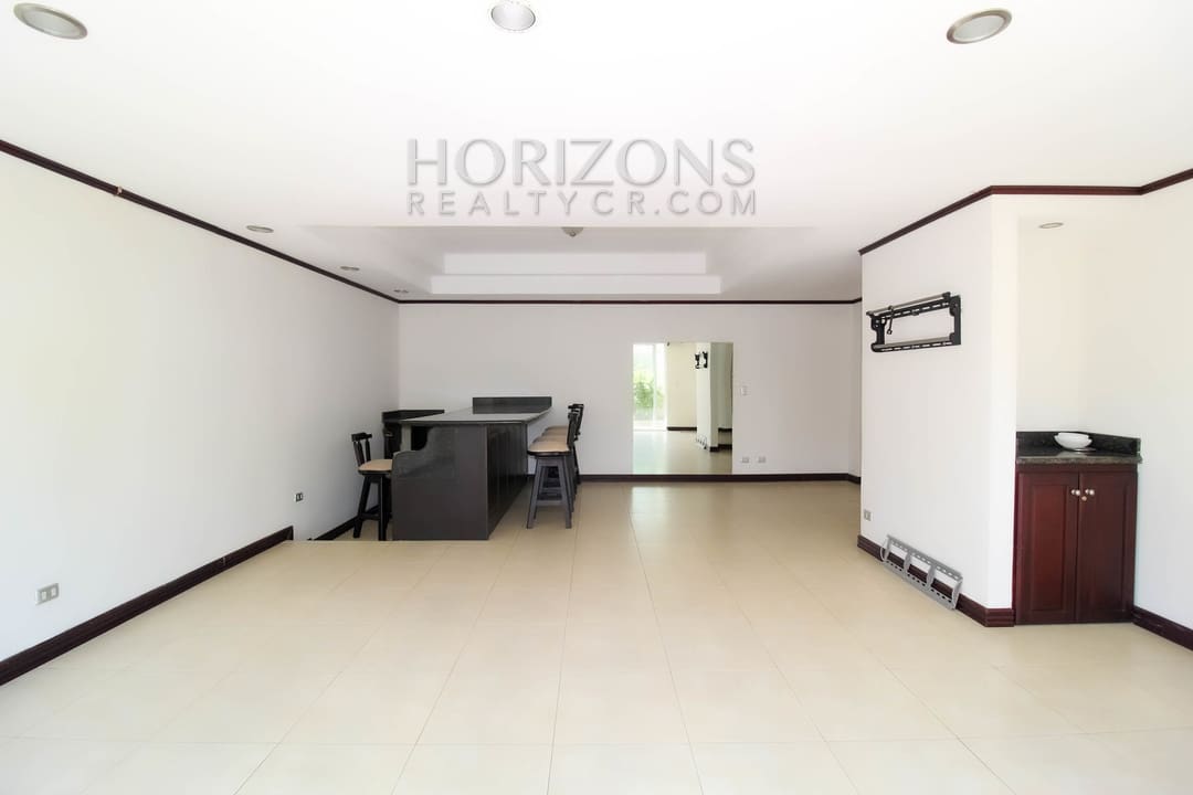 SE ALQUILA CASA EN SAN PEDRO 3 HABITACIONES + CUARTO DE SERVICIO noj748