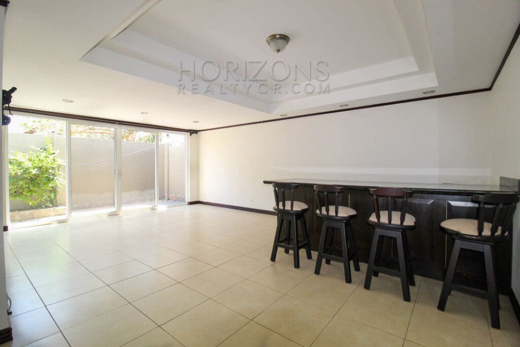 SE ALQUILA CASA EN SAN PEDRO 3 HABITACIONES + CUARTO DE SERVICIO noj748