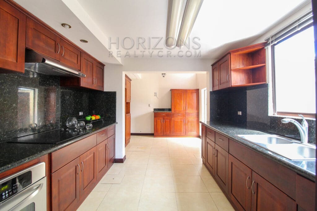 SE ALQUILA CASA EN SAN PEDRO 3 HABITACIONES + CUARTO DE SERVICIO noj748