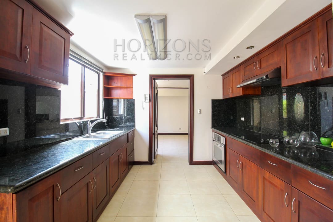 SE ALQUILA CASA EN SAN PEDRO 3 HABITACIONES + CUARTO DE SERVICIO noj748