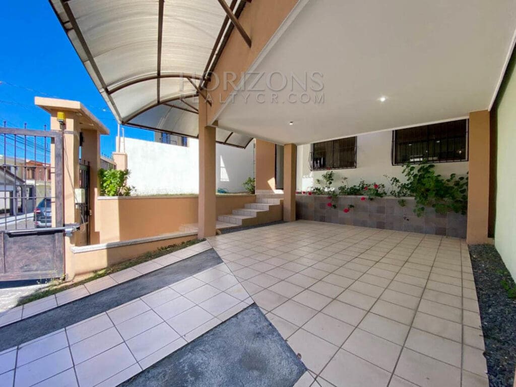 SE VENDE CASA EN TRES RÍOS CARTAGO 3 HABITACIONES AMPLIO PATIO EN RESIDENCIAL NJA971