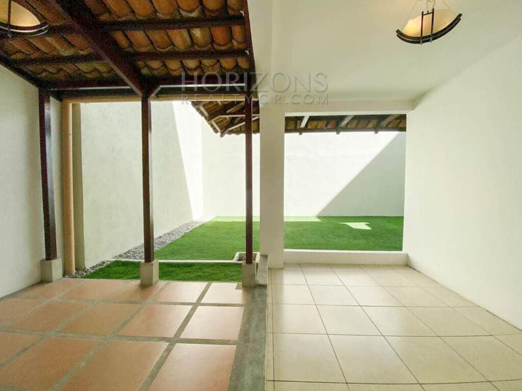 SE VENDE CASA EN TRES RÍOS CARTAGO 3 HABITACIONES AMPLIO PATIO EN RESIDENCIAL NJA971