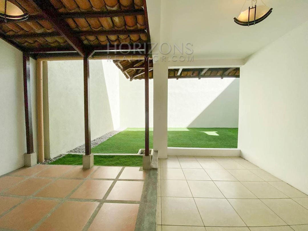 SE VENDE CASA EN TRES RÍOS CARTAGO 3 HABITACIONES AMPLIO PATIO EN RESIDENCIAL NJA971