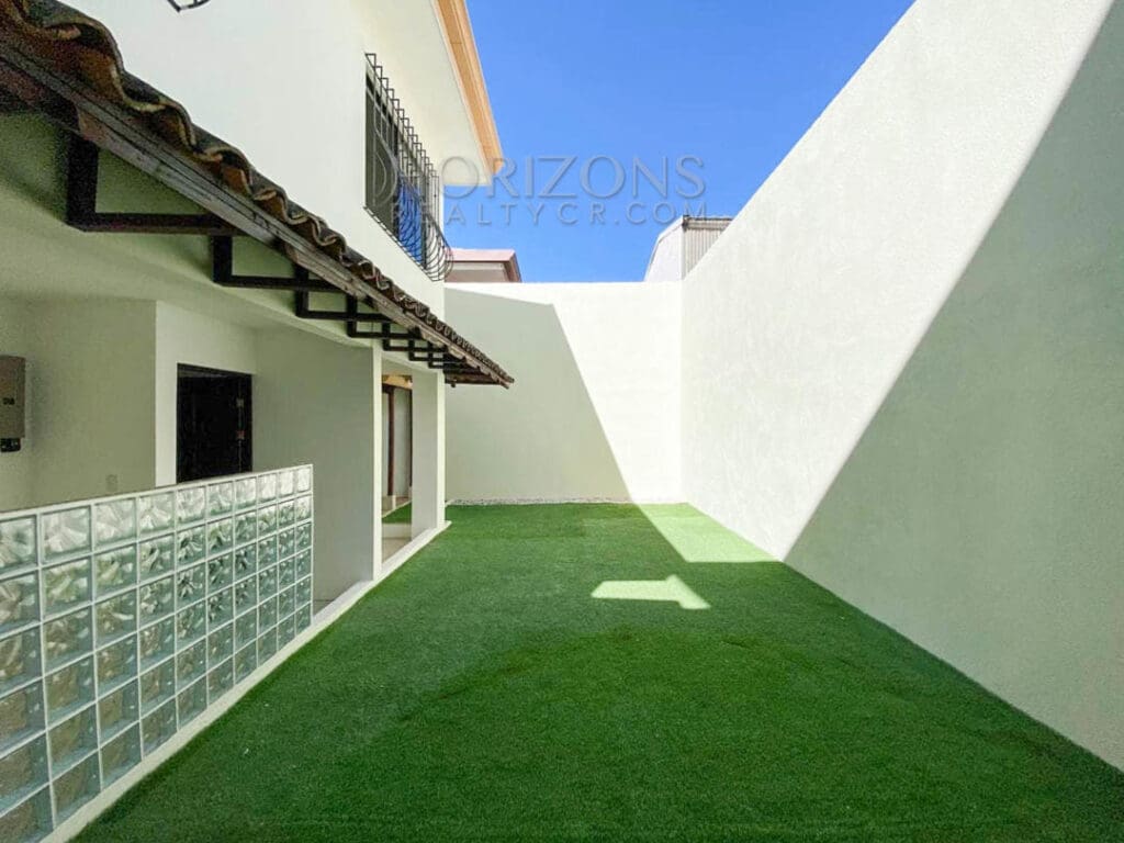 SE VENDE CASA EN TRES RÍOS CARTAGO 3 HABITACIONES AMPLIO PATIO EN RESIDENCIAL NJA971