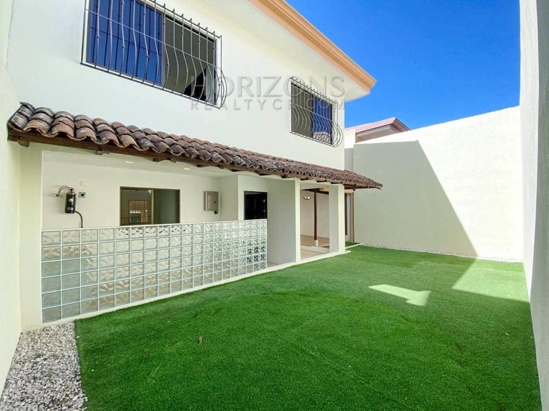 SE VENDE CASA EN TRES RÍOS CARTAGO 3 HABITACIONES AMPLIO PATIO EN RESIDENCIAL NJA971