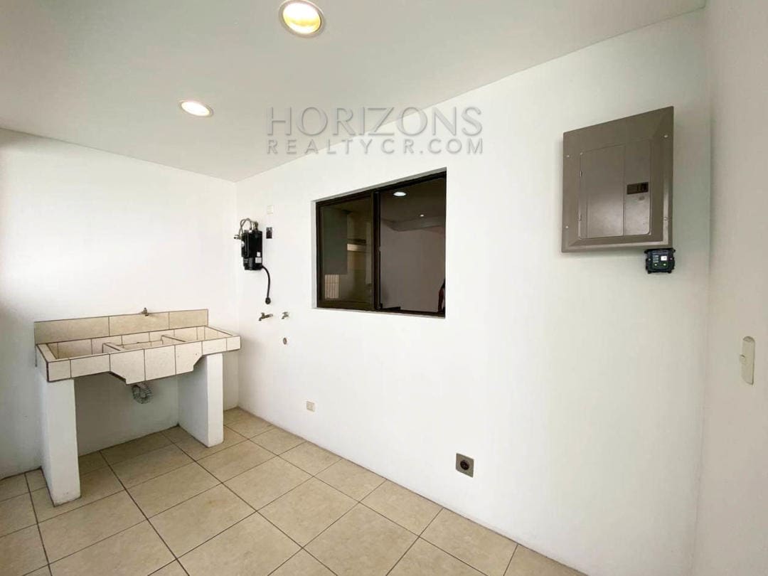 SE VENDE CASA EN TRES RÍOS CARTAGO 3 HABITACIONES AMPLIO PATIO EN RESIDENCIAL NJA971