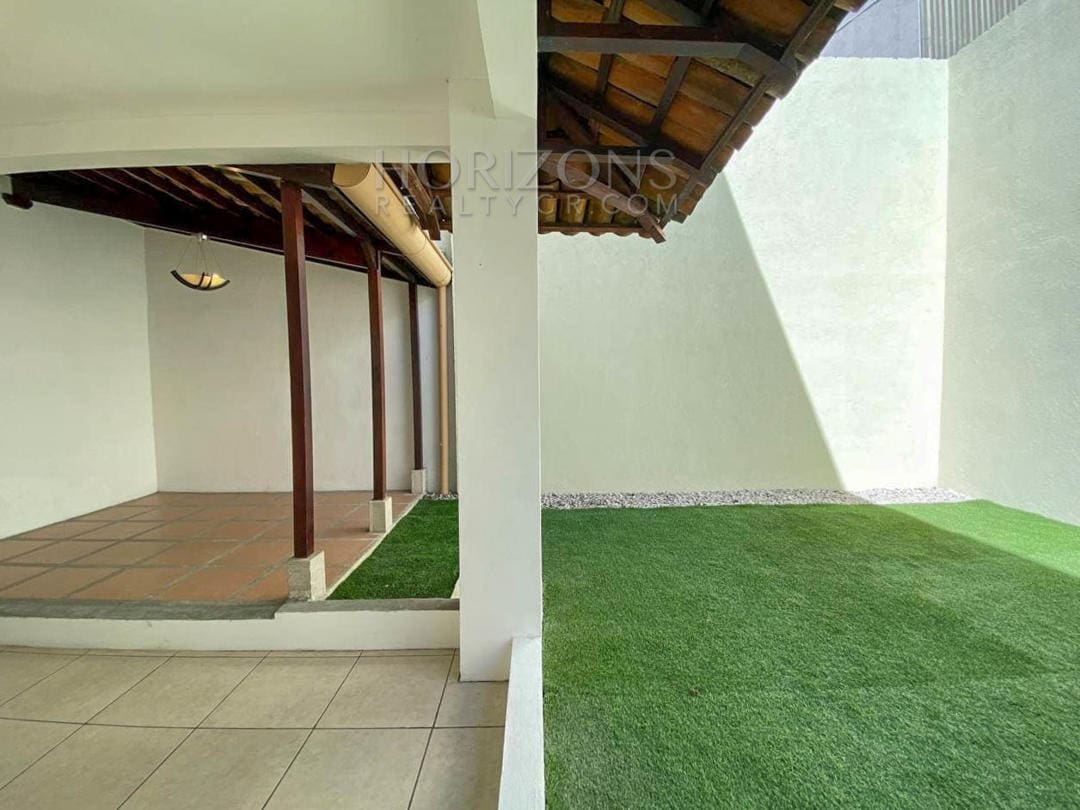 SE VENDE CASA EN TRES RÍOS CARTAGO 3 HABITACIONES AMPLIO PATIO EN RESIDENCIAL NJA971