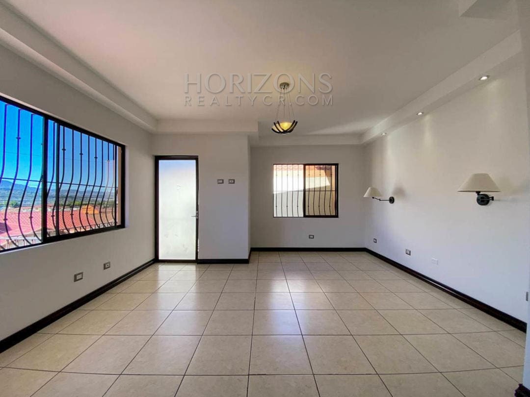 SE VENDE CASA EN TRES RÍOS CARTAGO 3 HABITACIONES AMPLIO PATIO EN RESIDENCIAL NJA971