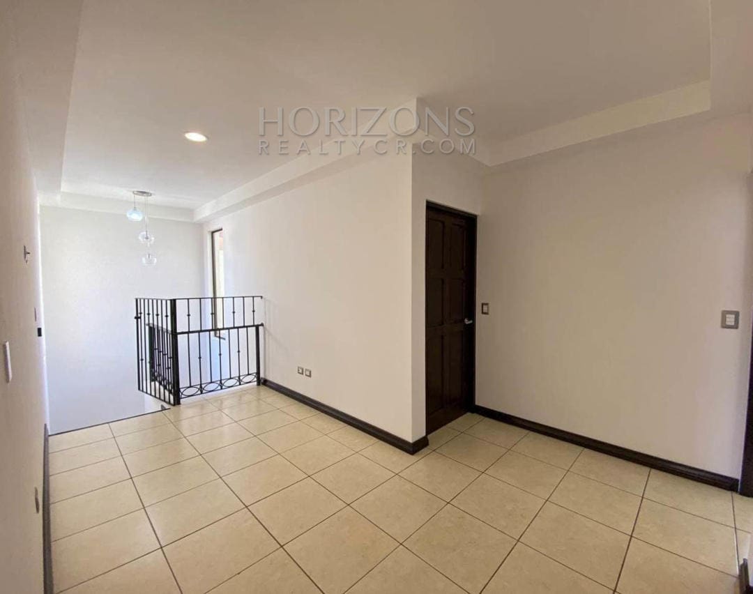 SE VENDE CASA EN TRES RÍOS CARTAGO 3 HABITACIONES AMPLIO PATIO EN RESIDENCIAL NJA971