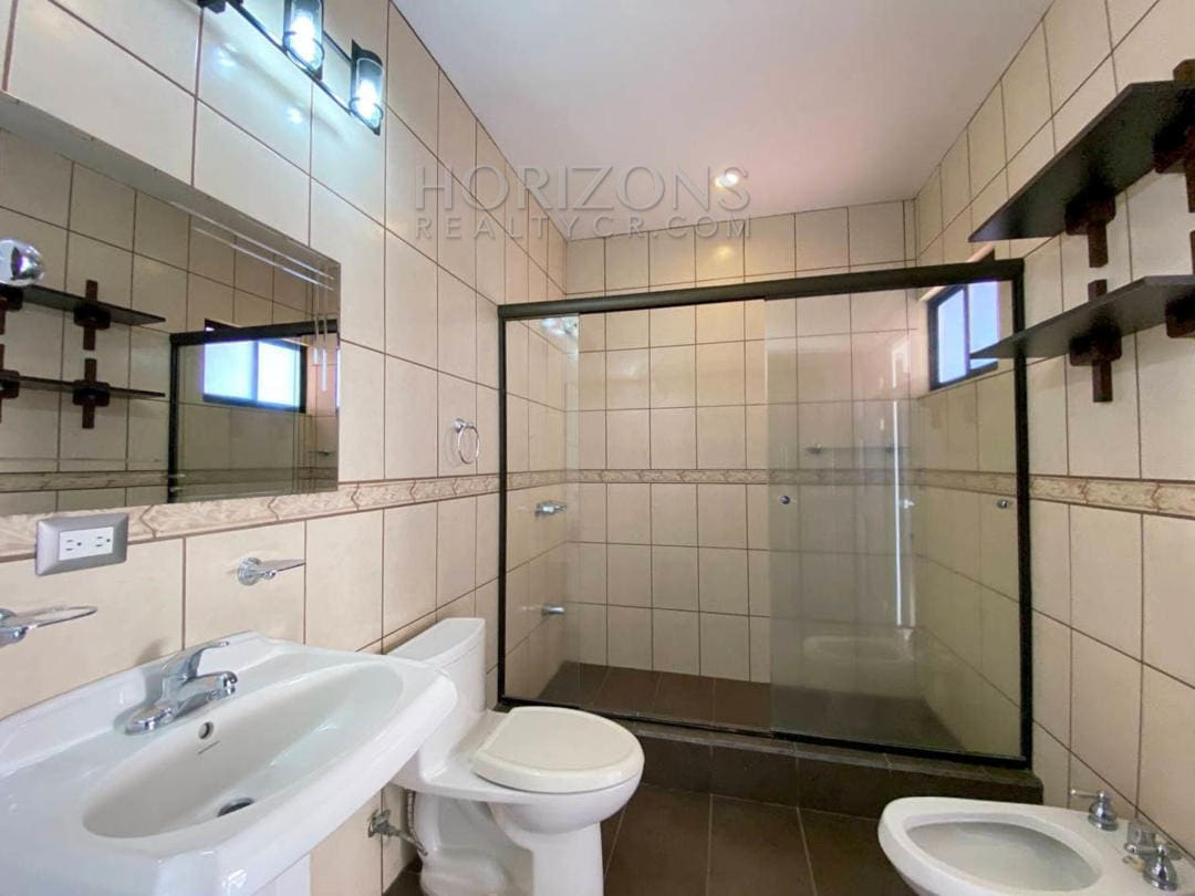 SE VENDE CASA EN TRES RÍOS CARTAGO 3 HABITACIONES AMPLIO PATIO EN RESIDENCIAL NJA971