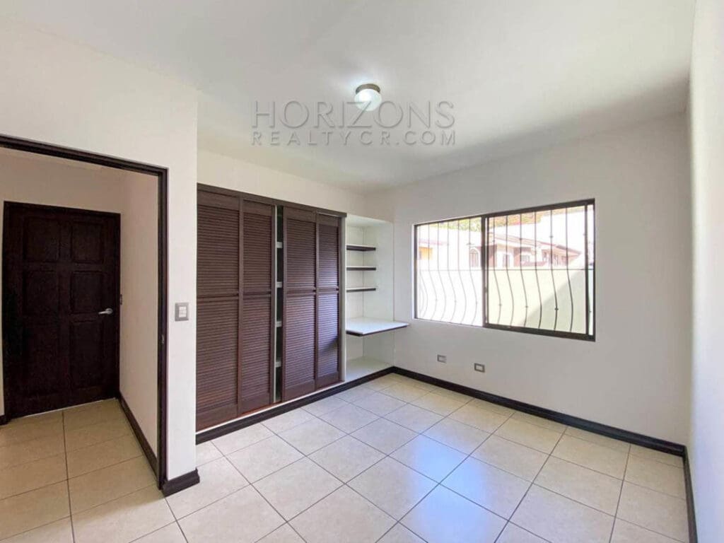SE VENDE CASA EN TRES RÍOS CARTAGO 3 HABITACIONES AMPLIO PATIO EN RESIDENCIAL NJA971