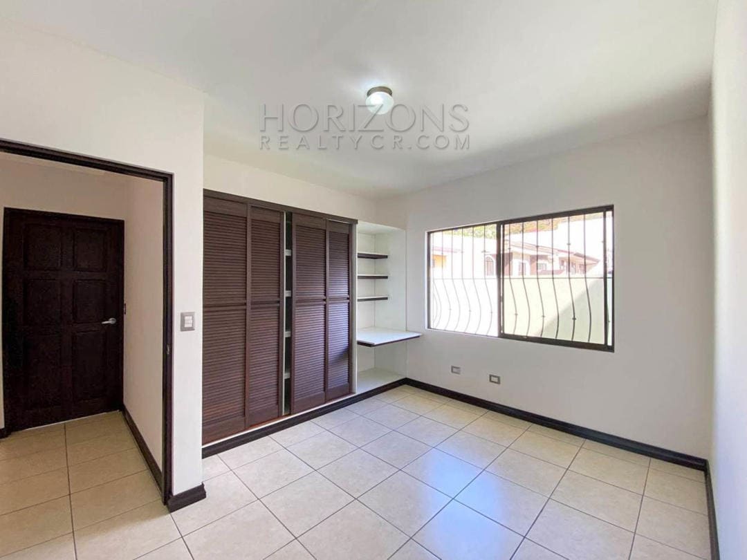 SE VENDE CASA EN TRES RÍOS CARTAGO 3 HABITACIONES AMPLIO PATIO EN RESIDENCIAL NJA971
