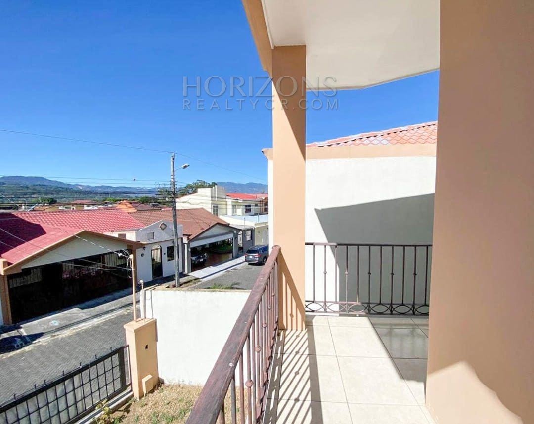 SE VENDE CASA EN TRES RÍOS CARTAGO 3 HABITACIONES AMPLIO PATIO EN RESIDENCIAL NJA971