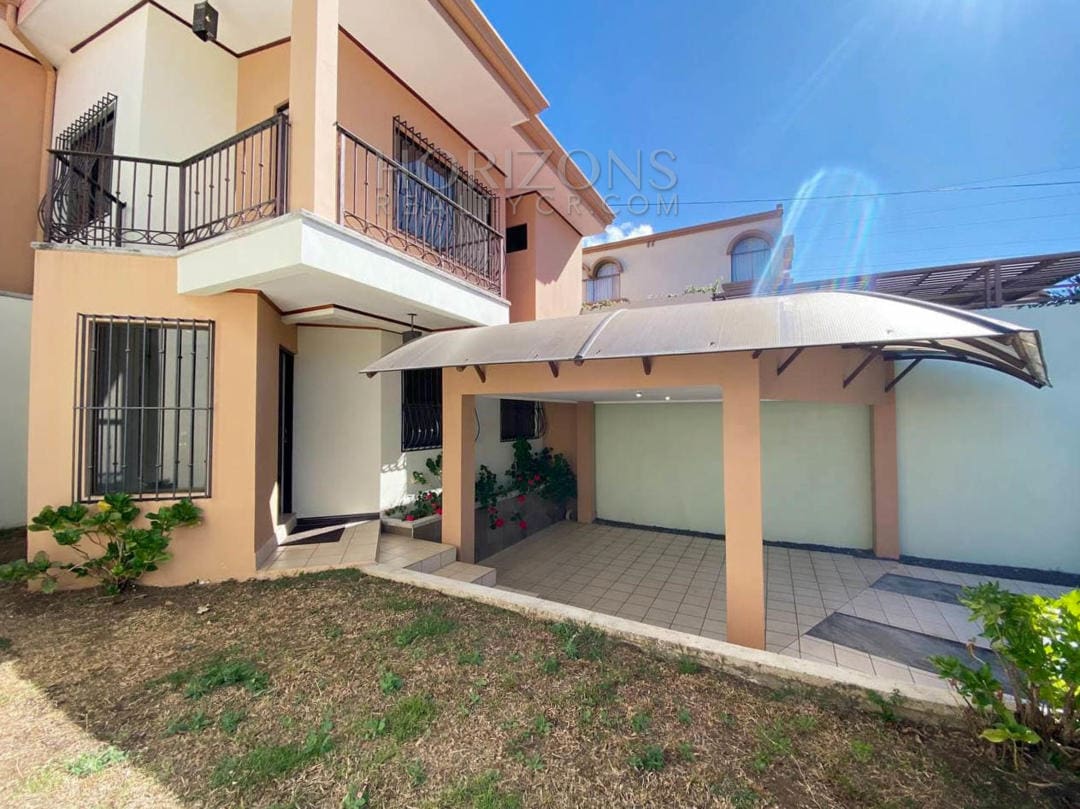 SE VENDE CASA EN TRES RÍOS CARTAGO 3 HABITACIONES AMPLIO PATIO EN RESIDENCIAL NJA971