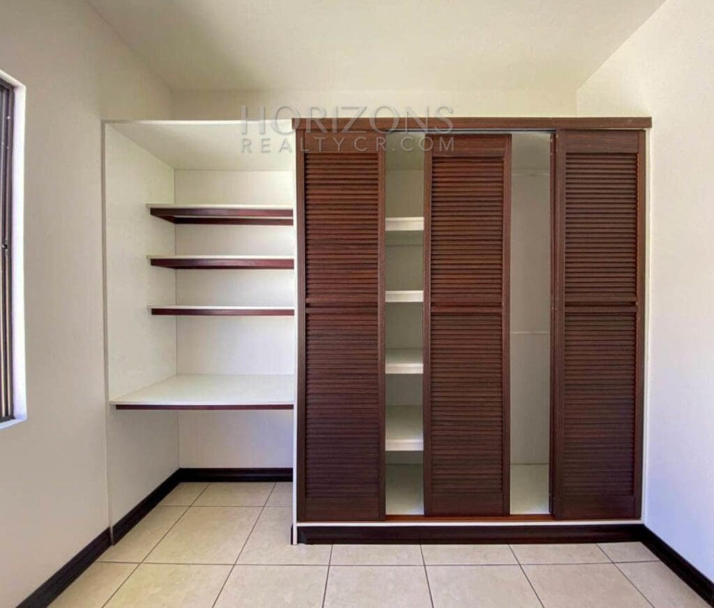 SE VENDE CASA EN TRES RÍOS CARTAGO 3 HABITACIONES AMPLIO PATIO EN RESIDENCIAL NJA971