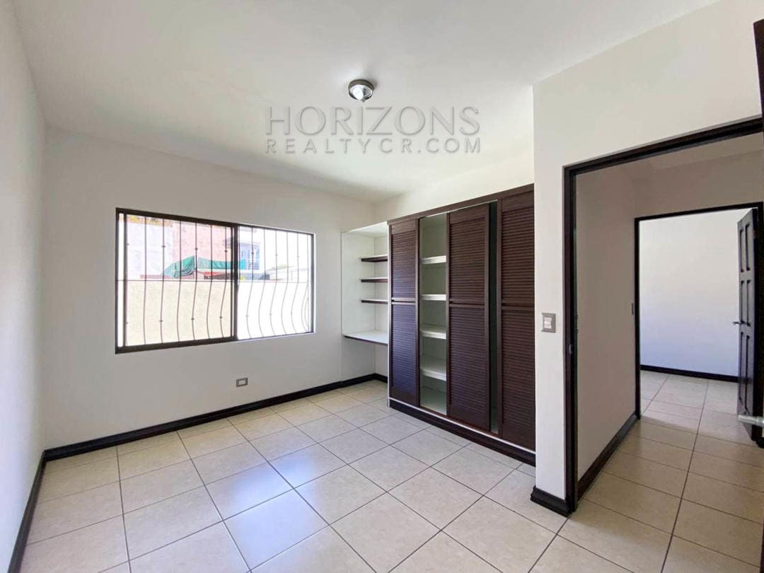 SE VENDE CASA EN TRES RÍOS CARTAGO 3 HABITACIONES AMPLIO PATIO EN RESIDENCIAL NJA971