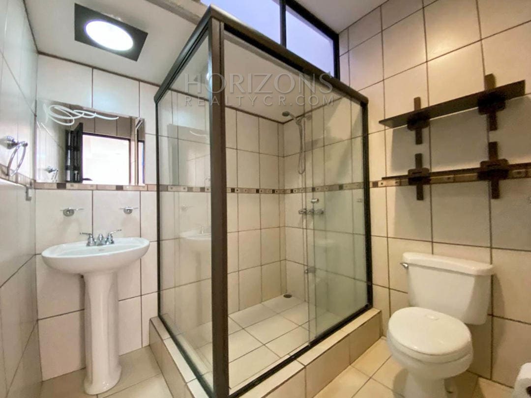 SE VENDE CASA EN TRES RÍOS CARTAGO 3 HABITACIONES AMPLIO PATIO EN RESIDENCIAL NJA971