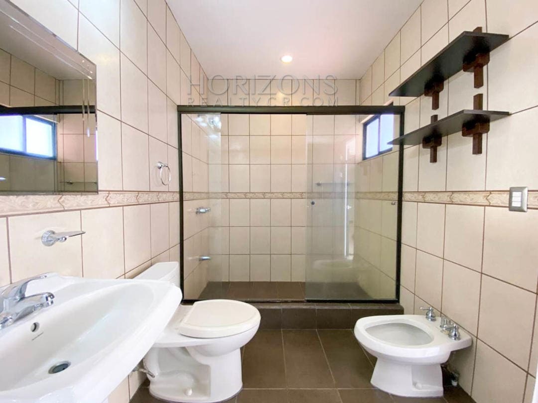 SE VENDE CASA EN TRES RÍOS CARTAGO 3 HABITACIONES AMPLIO PATIO EN RESIDENCIAL NJA971