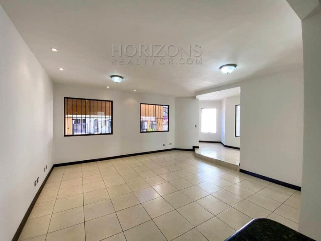 SE VENDE CASA EN TRES RÍOS CARTAGO 3 HABITACIONES AMPLIO PATIO EN RESIDENCIAL NJA971