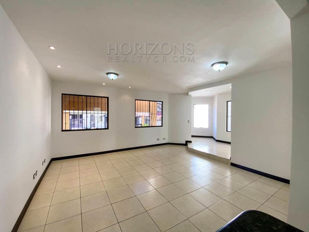 SE VENDE CASA EN TRES RÍOS CARTAGO 3 HABITACIONES AMPLIO PATIO EN RESIDENCIAL NJA971