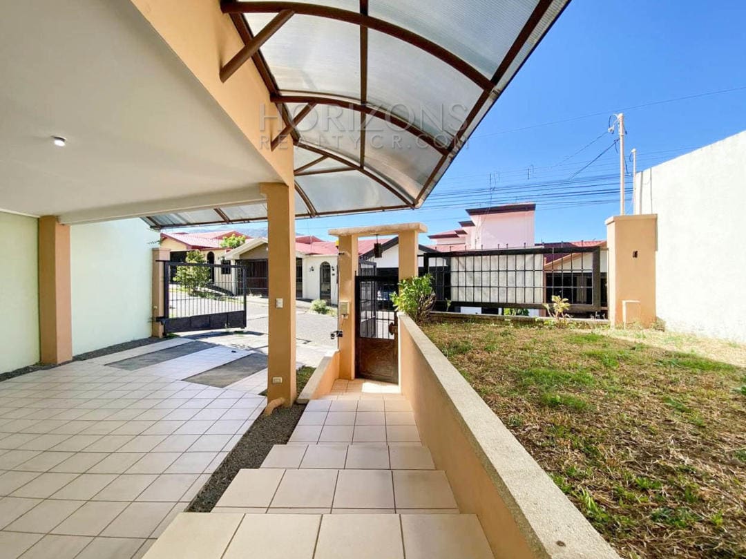 SE VENDE CASA EN TRES RÍOS CARTAGO 3 HABITACIONES AMPLIO PATIO EN RESIDENCIAL NJA971