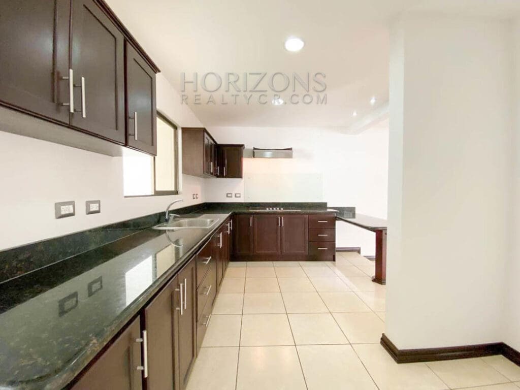 SE VENDE CASA EN TRES RÍOS CARTAGO 3 HABITACIONES AMPLIO PATIO EN RESIDENCIAL NJA971