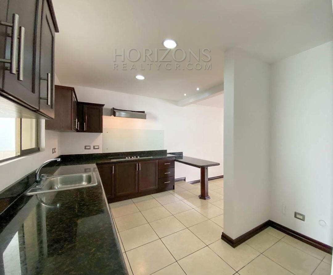 SE VENDE CASA EN TRES RÍOS CARTAGO 3 HABITACIONES AMPLIO PATIO EN RESIDENCIAL NJA971