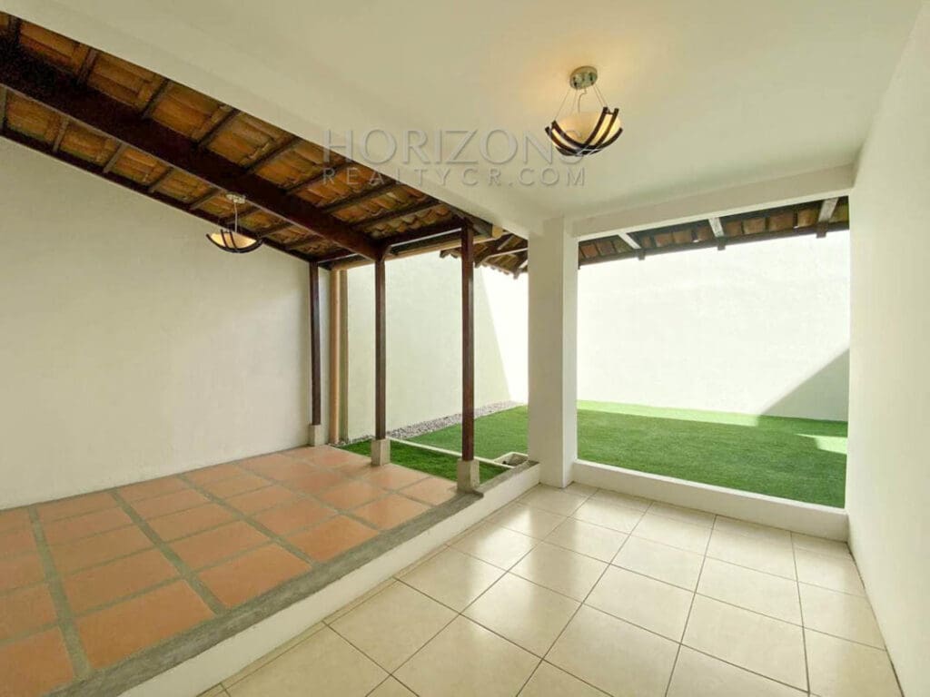 SE VENDE CASA EN TRES RÍOS CARTAGO 3 HABITACIONES AMPLIO PATIO EN RESIDENCIAL NJA971