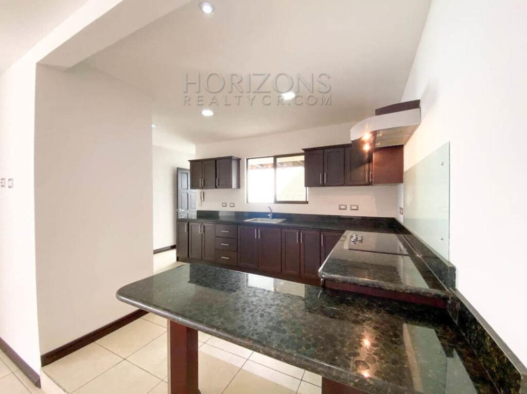 SE VENDE CASA EN TRES RÍOS CARTAGO 3 HABITACIONES AMPLIO PATIO EN RESIDENCIAL NJA971