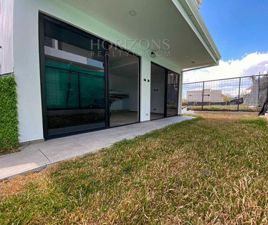 SE VENDE CASA PARA ESTRENAR EN SAN RAFAEL DE ALAJUELA ACCESO A RUTA 27 NJR20