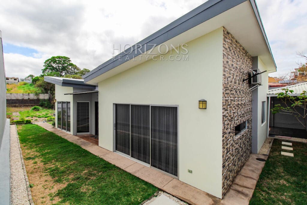 Casa De Una Planta En Condominio 2 Hab + Oficina Con Patio En Escazu Njv109