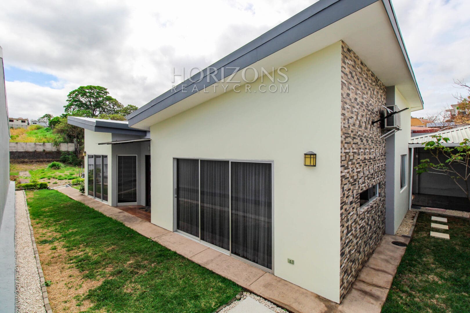 CASA DE UNA PLANTA EN CONDOMINIO 2 HAB + OFICINA CON PATIO EN ESCAZU njv109