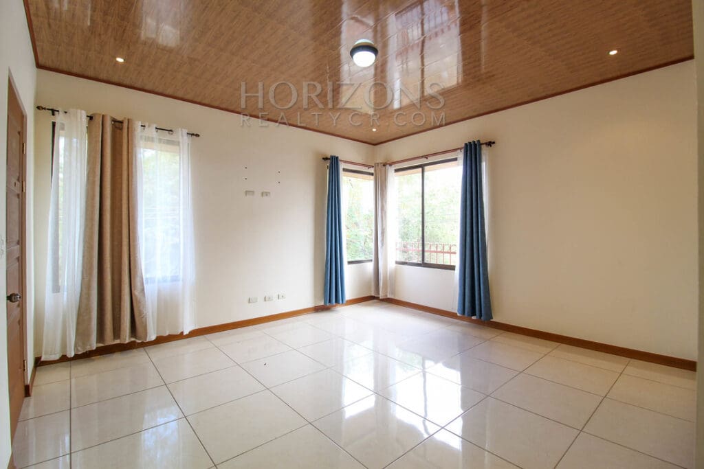 SE ALQUILA CASA INDEPENDIENTE CON PATIO EN CURRIDABAT 3 HABITACION + OFICINA noj760