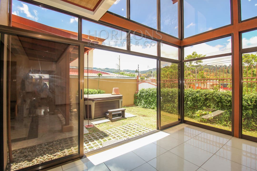 SE ALQUILA CASA INDEPENDIENTE CON PATIO EN CURRIDABAT 3 HABITACION + OFICINA noj760