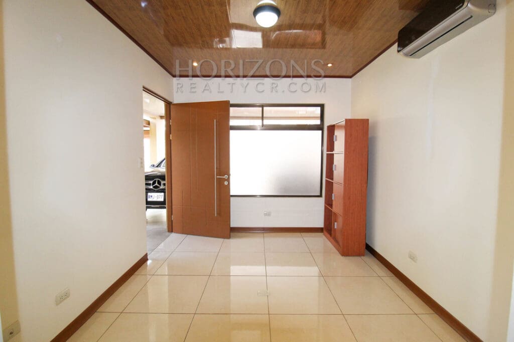 SE ALQUILA CASA INDEPENDIENTE CON PATIO EN CURRIDABAT 3 HABITACION + OFICINA noj760