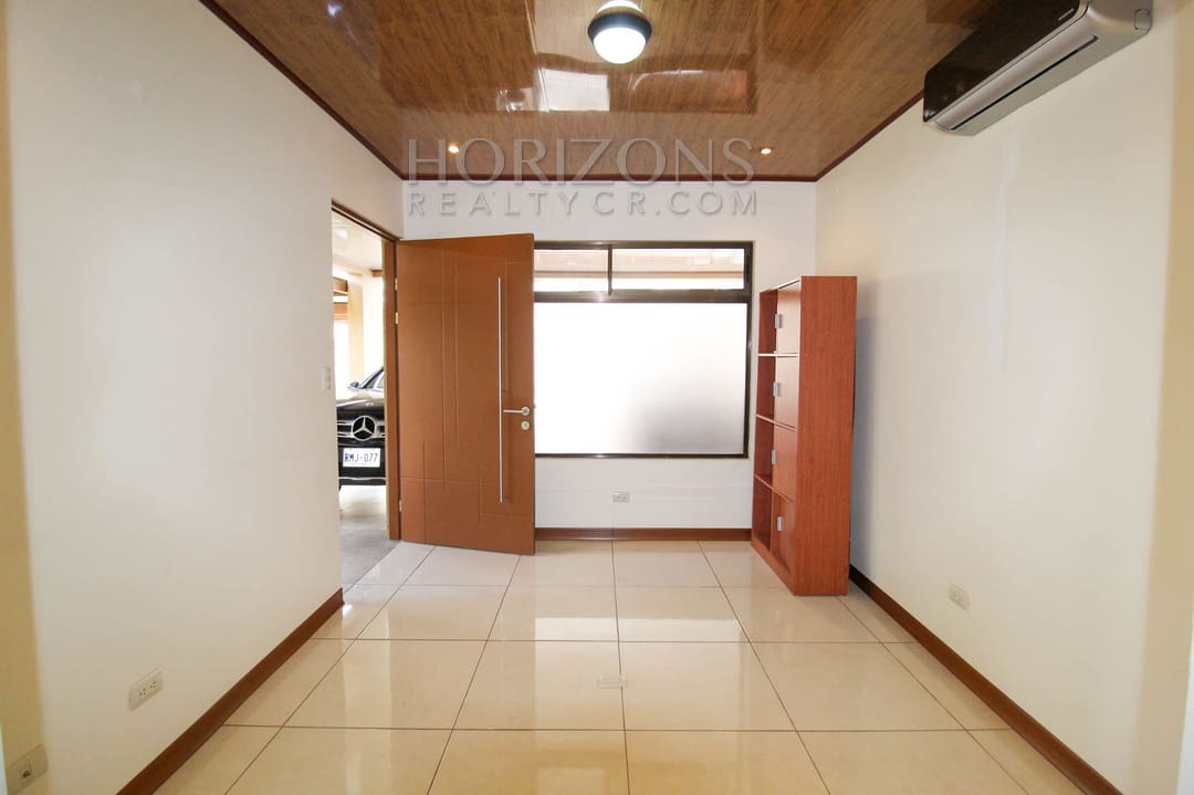 SE ALQUILA CASA INDEPENDIENTE CON PATIO EN CURRIDABAT 3 HABITACION + OFICINA noj760