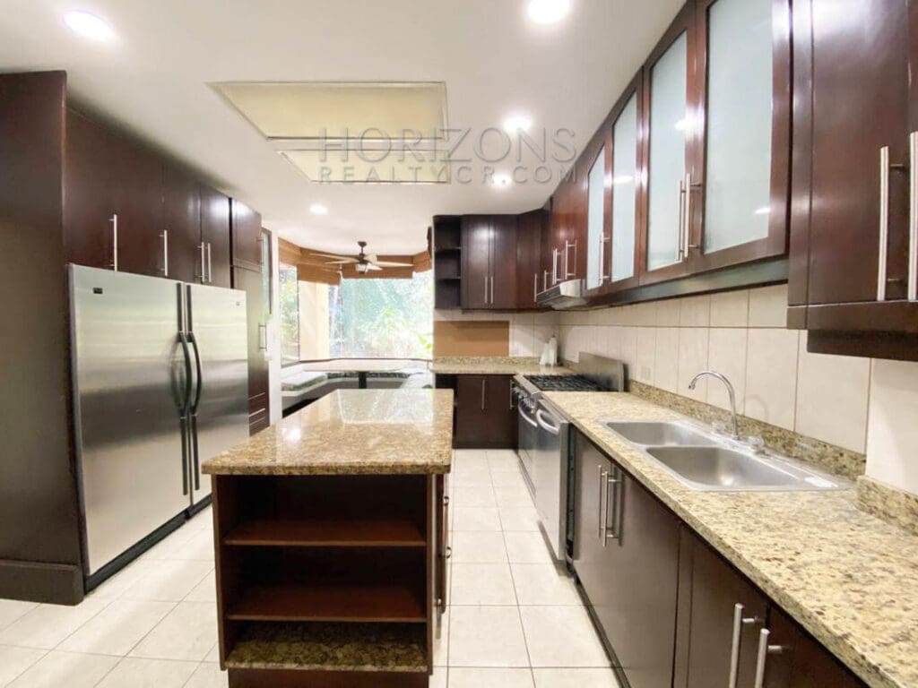 SE ALQUILA CASA EN CONDIMINIO GUACHIPELIN DE ESCAZU nja972